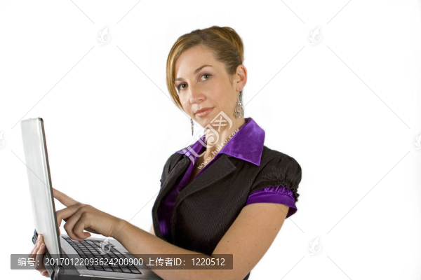 使用筆記本電腦的商業(yè)女性