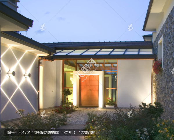 日落時(shí)的一個(gè)巨大的新豪華住宅