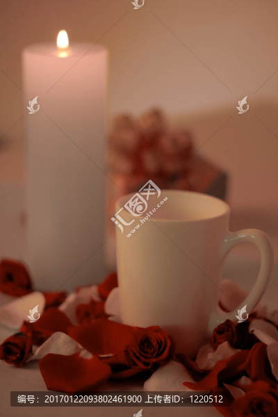 杯子；蠟燭和玫瑰花瓣