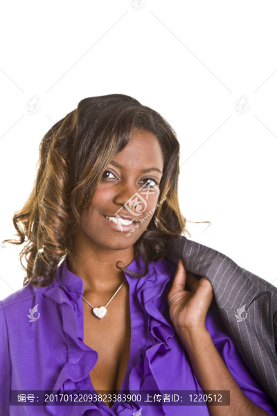 美麗的黑色女人肩上的微笑外套