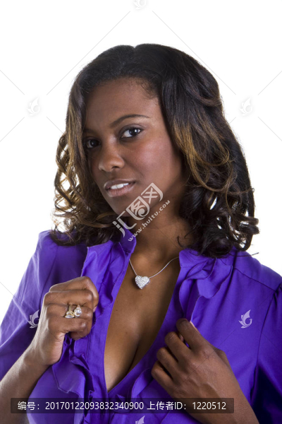 年輕的黑人婦女的手在翻領(lǐng)