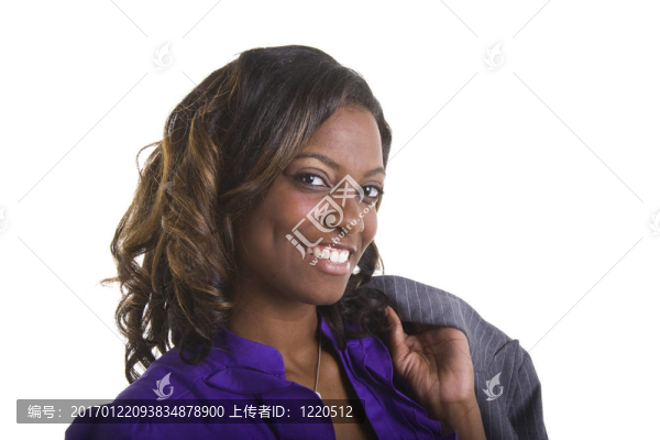 肩上的年輕黑人女子夾克