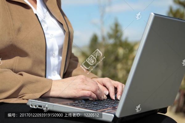 女商人在外工作3