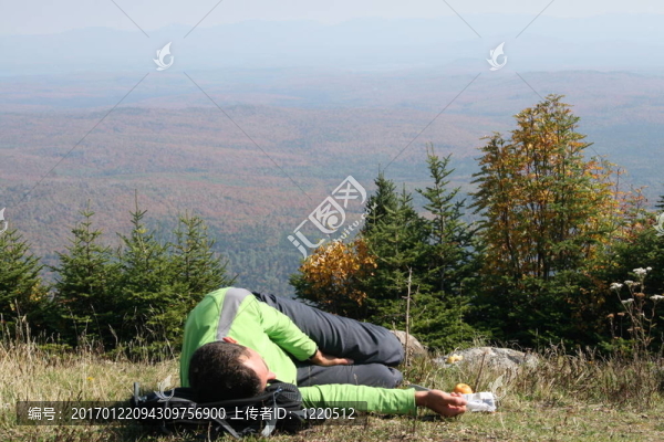 騎自行車的人睡在山上