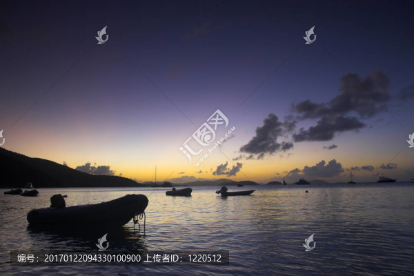 靠近岸邊的船