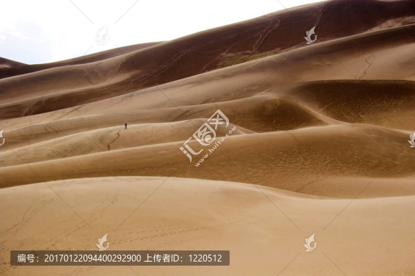 人們?cè)谏城鹕闲凶? title=