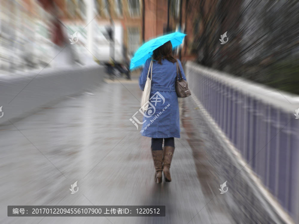 雨中的女孩
