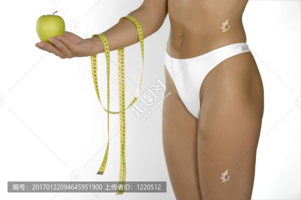 美麗的女人與蘋果和米在白色背景