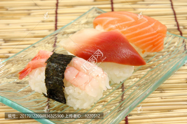 蝦；沖浪蛤和鮭魚(yú)壽司