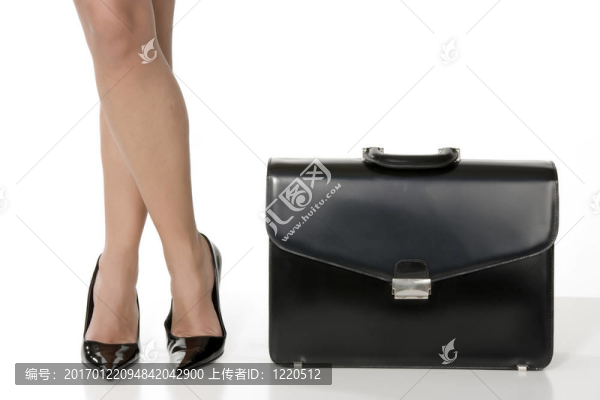性感女人的長(zhǎng)腿與黑色手提箱