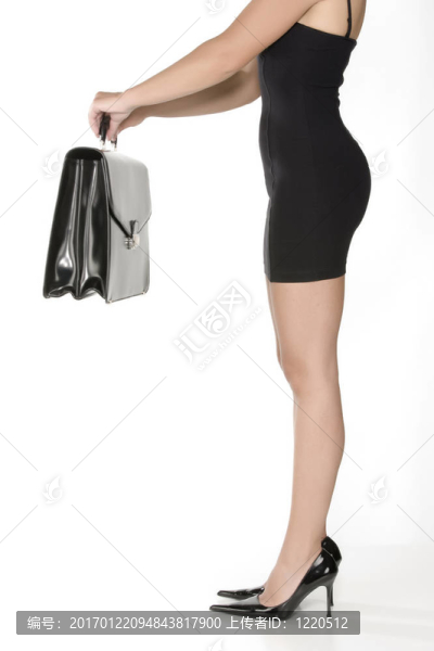 性感女人的長腿與黑色手提箱
