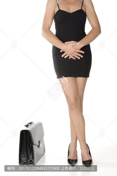 性感女人的長腿與黑色手提箱