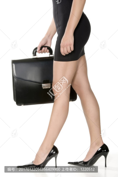 性感女人的長腿與黑色手提箱