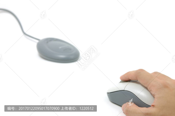 手上的無線鼠標(biāo)和接收器