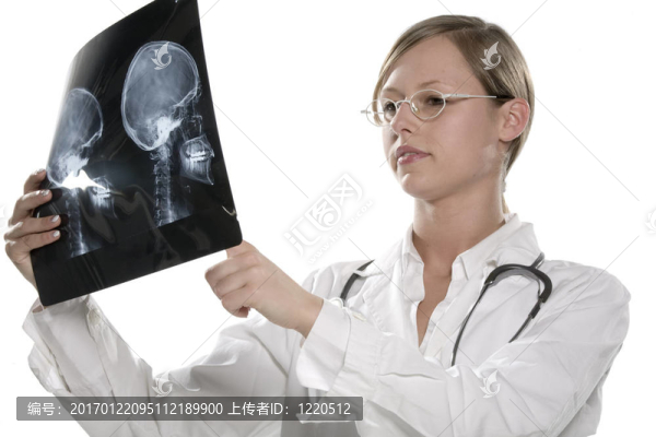 年輕女醫(yī)生檢查磁共振成像