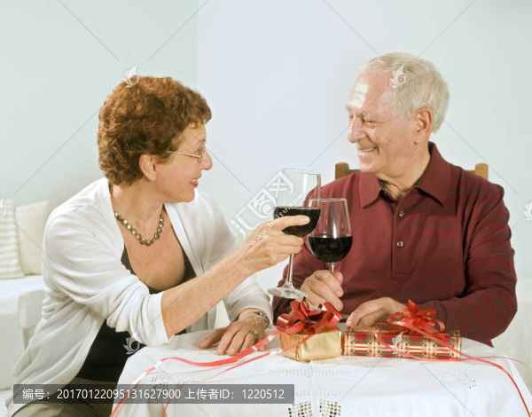 一對(duì)夫婦有一杯酒
