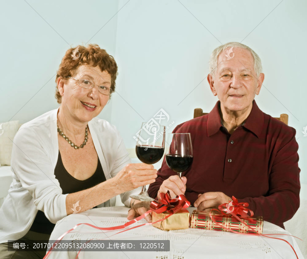 一對(duì)夫婦有一杯酒