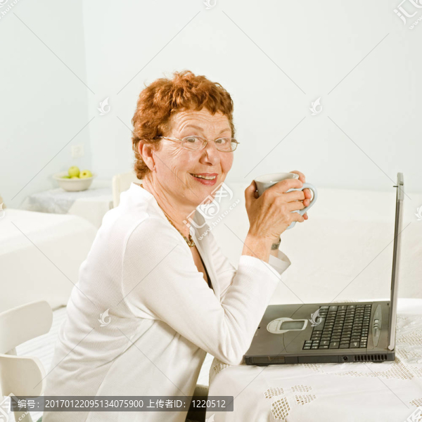 高級女裝和筆記本電腦