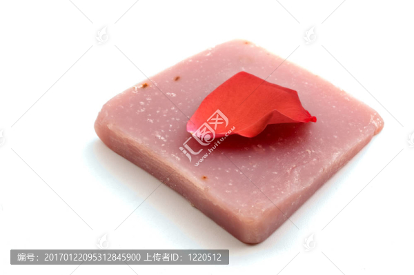 手工肥皂和玫瑰花瓣