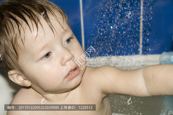 孩子洗澡