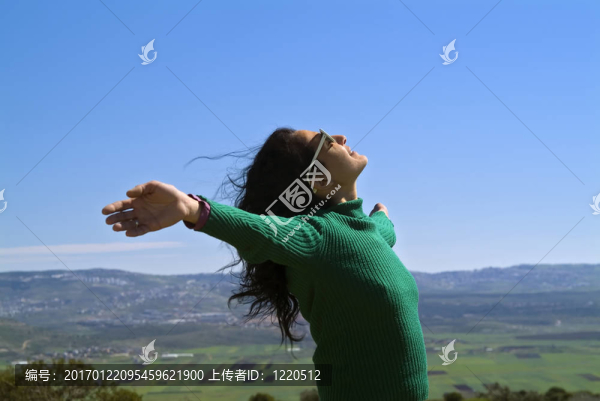雙臂張開的女人