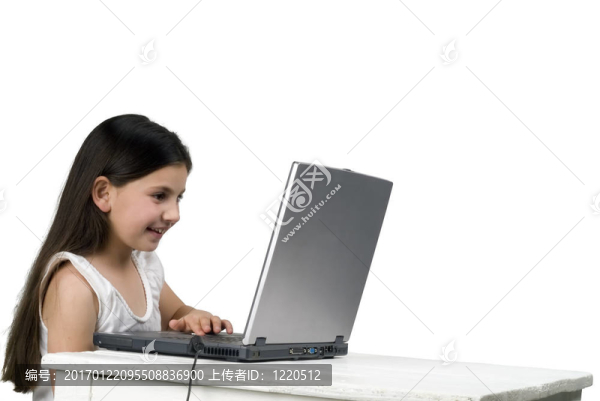 小女孩用一臺筆記本電腦