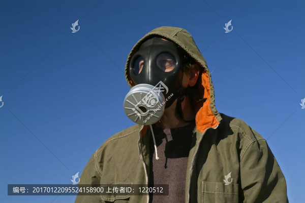 帶有防毒面具的人