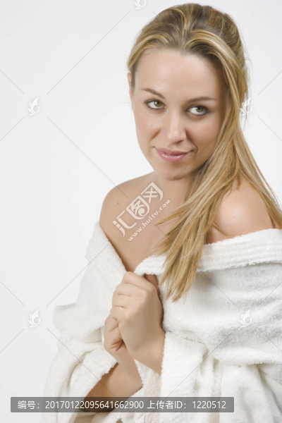 美麗的女人把奶油放在她的腿上