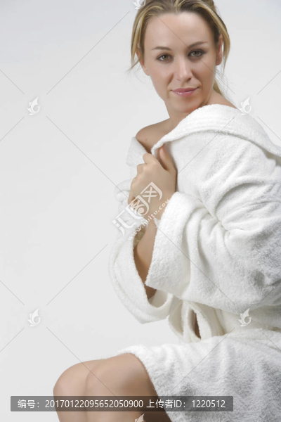美麗的金發(fā)女人在浴袍