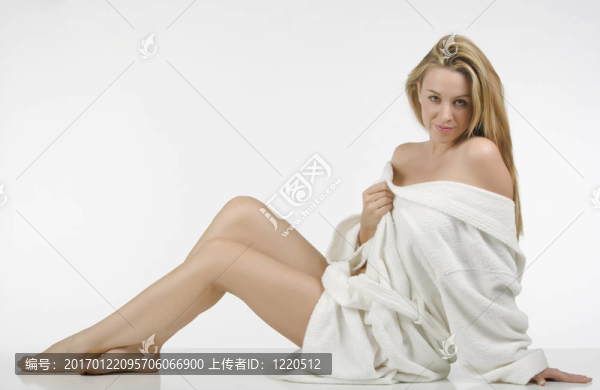 美麗的金發(fā)女人和長長的腿