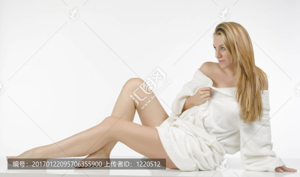 美麗的金發(fā)女人和長長的腿