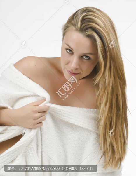 美麗的金發(fā)女人在浴袍