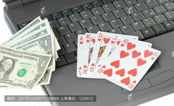 筆記本電腦；撲克牌和美元