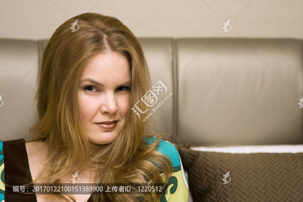 有表情的年輕女人
