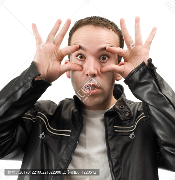 睜大眼睛