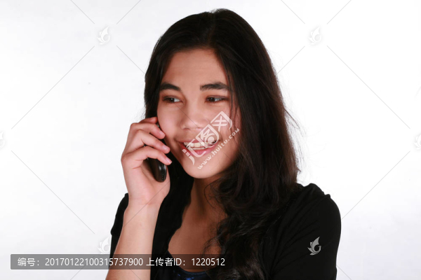 青少年手機(jī)上的女孩