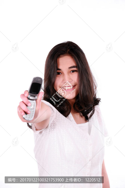青少年女孩拿著手機