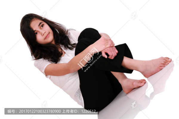 美麗的年輕女子或青少年在地板上放松