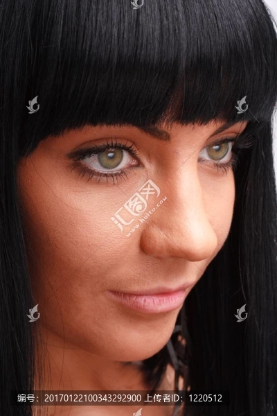 迷人的年輕女人接近
