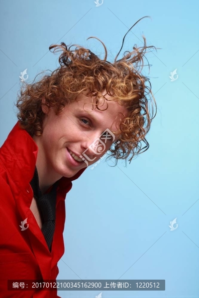 頭發(fā)飛揚的紅頭發(fā)男人