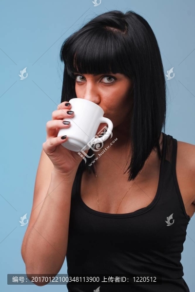 迷人的年輕女人與咖啡杯