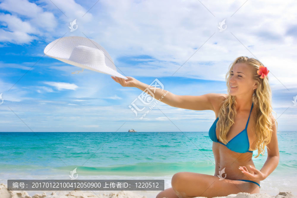 戴白帽子的金發(fā)女郎