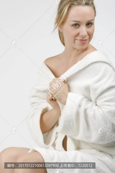 美麗的金發(fā)女人在浴袍