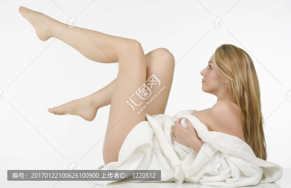 美麗的金發(fā)女人和長(zhǎng)長(zhǎng)的腿