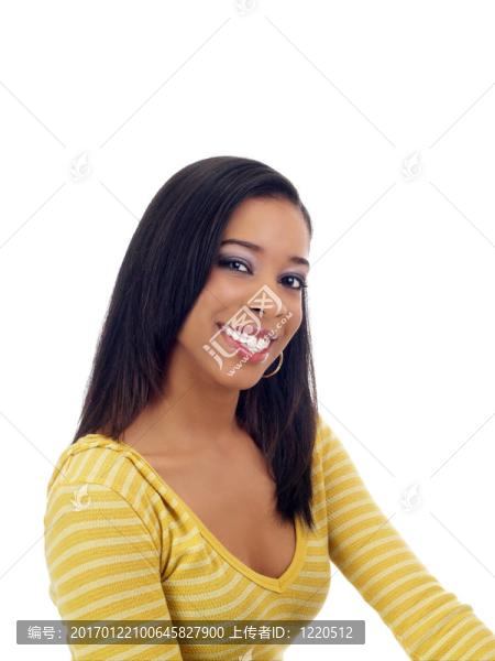 年輕的黑人女子穿著黃色毛衣微笑