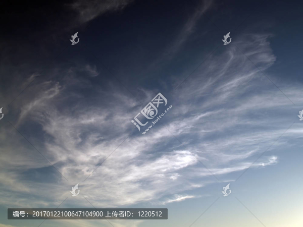 高薀云在天空明暗梯度