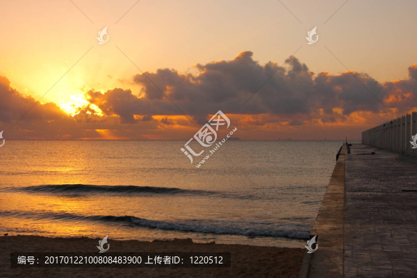 在卡門海灘日出；墨西哥