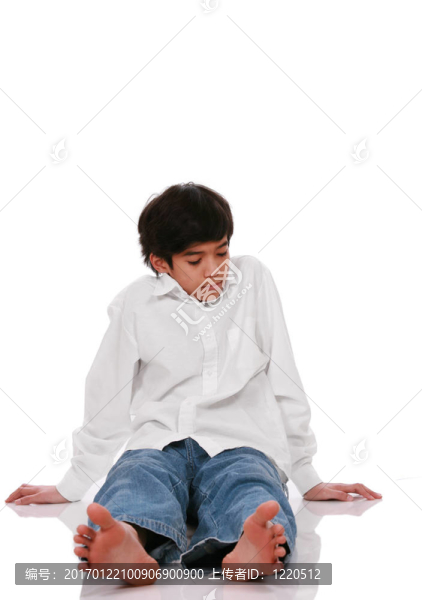 十幾歲的男孩坐在地板上