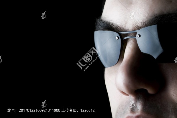太陽(yáng)眼鏡里的男人