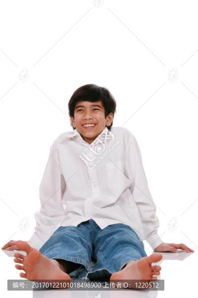 十幾歲的男孩坐在地板上